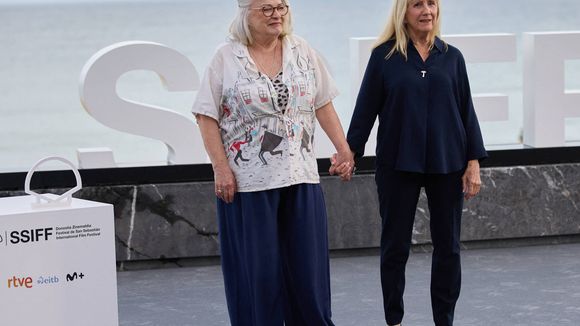 "Une épidémie de pommettes !" : Josiane Balasko donne son avis sur la chirurgie esthétique (VIDÉO)