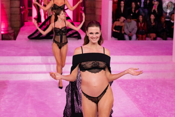 Constance Jablonski (enceinte) lors de la 17ème édition du Etam Live Show à la Monnaie de Paris le 24 septembre 2024. 