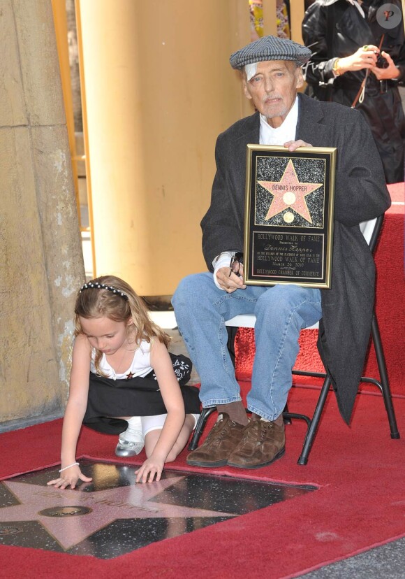 Dennis Hopper, très affaibli par un cancer de la prostate en phase terminale, s'est malgré tout déplacé pour découvrir son étoile sur Hollywood Boulevard...
