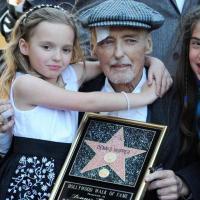 Dennis Hopper : Ravagé par le cancer et éreinté par son divorce, il retrouve le sourire avec sa fillette et ses amis...