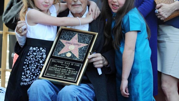 Dennis Hopper : Ravagé par le cancer et éreinté par son divorce, il retrouve le sourire avec sa fillette et ses amis...