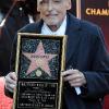 Très affaibli par le cancer mais souriant et épaulé par sa fillette, Galen, Dennis Hopper recevait son étoile sur Hollywood Boulevard le 26 mars 2010, et s'est exprimé...