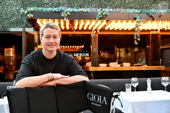 Exclusif - Luana Belmondo, la célèbre cheffe romaine, prend les commandes de la cuisine de Gioia, la célèbre table tropézino-italienne située à Saint-Tropez dont Jean-Roch est le propriétaire. Ici, elle est au restaurant où elle viendra une fois par mois superviser sa brigade.