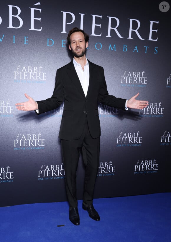 Benjamin Lavernhe lors de l'avant-première du film "L'Abbé Pierre - Une vie de combats" au cinéma UGC Normandie à Paris le 10 octobre 2023. © Denis Guignebourg / Bestimage 