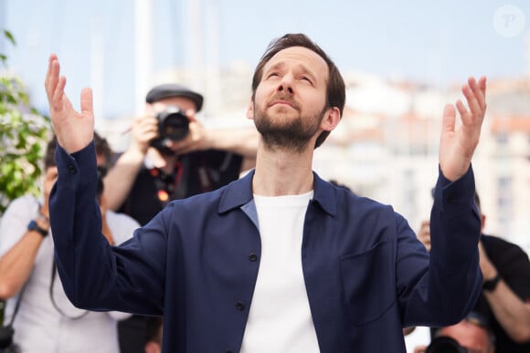 Benjamin Lavernhe au photocall de "L'Abbé Pierre - Une Vie de Combats" lors du 76ème Festival International du Film de Cannes, le 27 mai 2023. © Moreau/Jacovides/Bestimage 