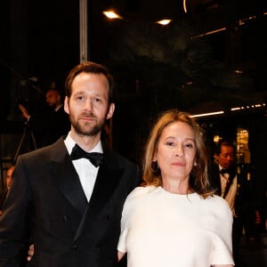 Benjamin Lavernhe, Emmanuelle Bercot - Descente des marches du film " L'abbé Pierre : Une vie de combat " lors du 76ème Festival International du Film de Cannes. Le 26 mai 2023 