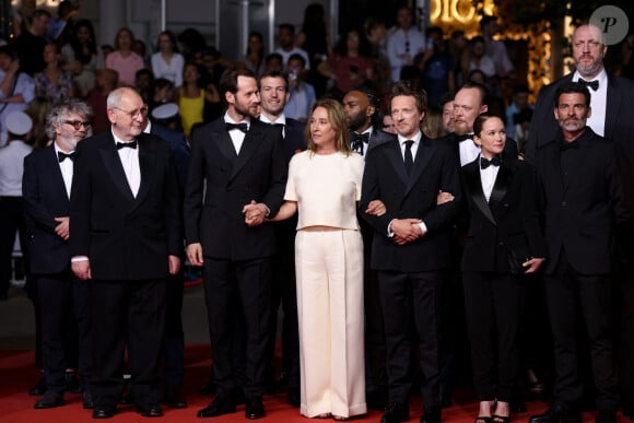 sa diffusion à la télévision est compromise.
Guest, Benjamin Lavernhe, Emmanuelle Bercot, Frédéric Tellier, Chloé Stéfani, Xavier Mathieu - Montée des marches du film " L'abbé Pierre : Une vie de combat " lors du 76ème Festival International du Film de Cannes, au Palais des Festivals à Cannes. Le 26 mai 2023 © Jacovides-Moreau / Bestimage 