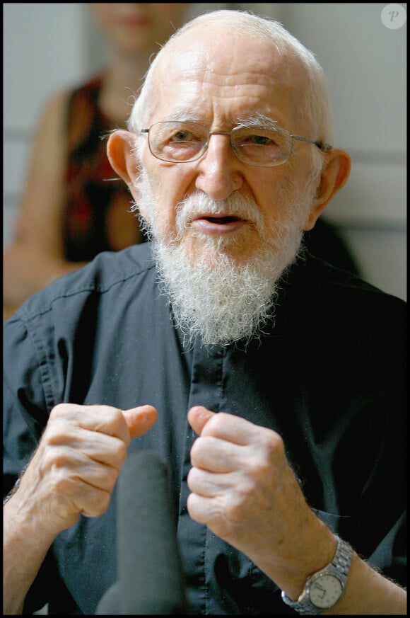 Sa fondation va d'ailleurs changer de nom tout comme les espaces publics renommés en son honneur
Conference de presse de L'abbe Pierre pour celebrer ses 92 ans au siege Emmaus a Alfortville .