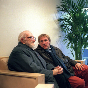 L'abbé Pierre et Gérard Depardieu lors de la finale de la Coupe de la Ligue opposant Lyon à Monaco au stade de France