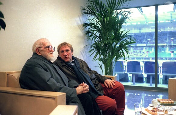 L'abbé Pierre et Gérard Depardieu lors de la finale de la Coupe de la Ligue opposant Lyon à Monaco au stade de France