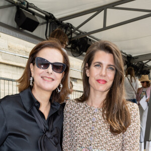 Carole Bouquet et Charlotte Casiraghi au front row du défilé de mode Chanel collection Haute Couture Automne/Hiver 2023/24 lors de la Fashion Week de Paris (PFW), à Paris, France, le 4 juillet 2023. © Borde-Rindoff/Bestimage