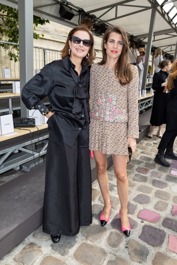 Carole Bouquet et Charlotte Casiraghi au front row du défilé de mode Chanel collection Haute Couture Automne/Hiver 2023/24 lors de la Fashion Week de Paris (PFW), à Paris, France, le 4 juillet 2023. © Borde-Rindoff/Bestimage