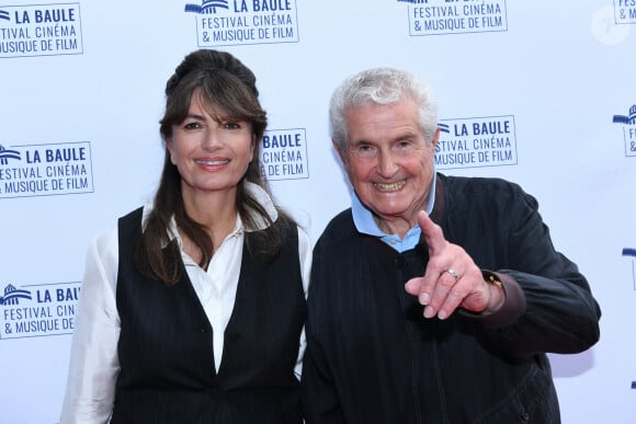  C'est dans leur "immense salon crème" que Valérie Perrin reçoit Gala, dans ce havre de paix, niché sur les hauteurs de Montmartre. 
Claude Lelouch et sa femme Valérie Perrin - 10ème Festival du Cinéma et de la Musique de Film à La Baule le 29 juin 2024.  © Rachid Bellak/Bestimage