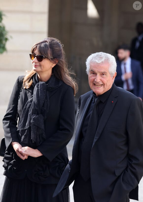 Nos confrères évoquent un lieu calme et une certaine chaleur qui ne l'empêche néanmoins pas de stresser.
Claude Lelouch et sa femme Valérie Perrin - Dîner d'état en l'honneur du président des Etats-Unis et sa femme au palais de l'Elysée à Paris, à l'occasion de leur visite officielle en France. Le 8 juin 2024 © Jacovides-Moreau / Bestimage