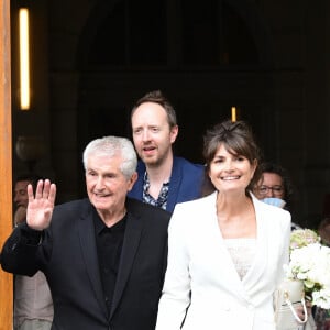 Claude Lelouch et Valérie Perrin - Mariage de Claude Lelouch à la mairie du 18ème à Paris. Le 17 juin 2023