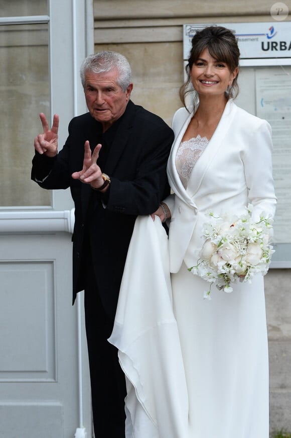 S'il se sont dit oui à la mairie du 18e arrondissement, le samedi 17 juin 2023, c'est que le réalisateur de 86 ans et l'autrice y habitent. 
Claude Lelouch et Valérie Perrin - Mariage de Claude Lelouch à la mairie du 18ème à Paris. Le 17 juin 2023 