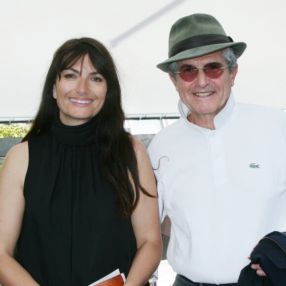 Si Claude Lelouch est un réalisateur à succès, son épouse, Valérie Perrin, n'a rien à lui envier. La romancière a vu son deuxième ouvrage, Changer l'eau des fleurs, s'écouler à plus de 1,3 million d'exemplaires en France.
Archives - Claude Lelouch et sa compagne Valérie Perrin aux internationaux de tennis de Roland Garros