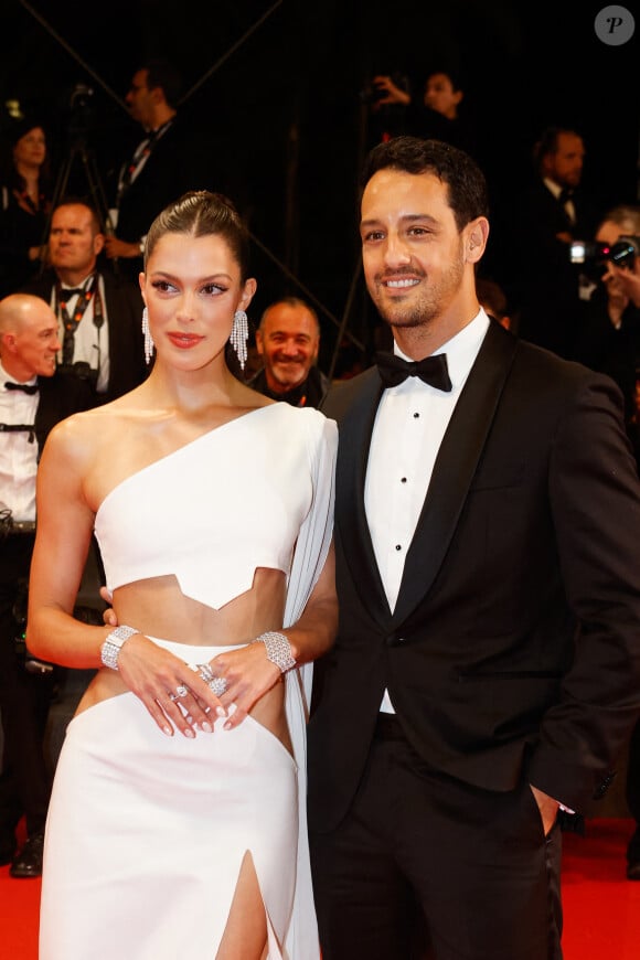 Après avoir officialisé sa séparation avec son ex-fiancé l'entrepreneur Diego El Glaoui, en mai la créatrice d'Imii s'est alors mise en couple cet été avec Brunot Pelat.
Iris Mittenaere et son fiancé Diego El Glaoui - Montée des marches du film " Le retour (Homecoming) " lors du 76ème Festival International du Film de Cannes, au Palais des Festivals à Cannes. Le 17 mai 2023 © Christophe Clovis / Bestimage 