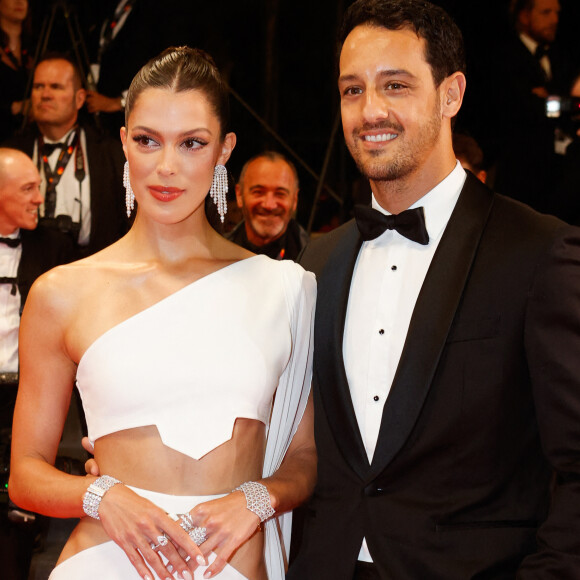 Après avoir officialisé sa séparation avec son ex-fiancé l'entrepreneur Diego El Glaoui, en mai la créatrice d'Imii s'est alors mise en couple cet été avec Brunot Pelat.
Iris Mittenaere et son fiancé Diego El Glaoui - Montée des marches du film " Le retour (Homecoming) " lors du 76ème Festival International du Film de Cannes, au Palais des Festivals à Cannes. Le 17 mai 2023 © Christophe Clovis / Bestimage 