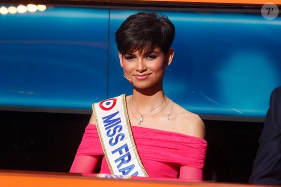 Exclusif - Eve Gilles (miss France 2024) - Enregistrement de l'émission "100% Logique", présentée par C.Féraud et diffusée le 28 septembre sur France 2 © Christophe Clovis / Bestimage