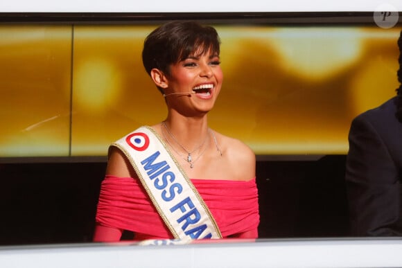 Un moment unique à ne pas rater 
Exclusif - Eve Gilles (miss France 2024) - Enregistrement de l'émission "100% Logique", présentée par C.Féraud et diffusée le 28 septembre sur France 2 © Christophe Clovis / Bestimage