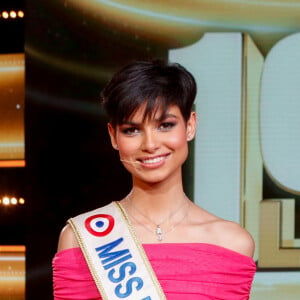 Exclusif - Eve Gilles (miss France 2024) - Enregistrement de l'émission "100% Logique", présentée par C.Féraud et diffusée le 28 septembre sur France 2 © Christophe Clovis / Bestimage