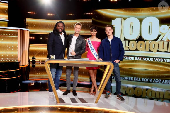 Ce samedi 28 septembre, il présente un nouveau numéro de "100% Logique".
Exclusif - Anthony Kavanagh, Cyril Féraud, Eve Gilles (miss France 2024), Hugo Clément - Enregistrement de l'émission "100% Logique", présentée par C.Féraud et diffusée le 28 septembre sur France 2 © Christophe Clovis / Bestimage