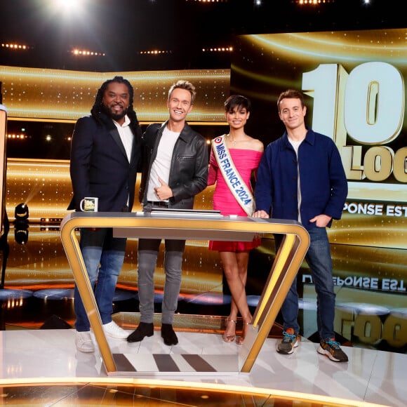 Ce samedi 28 septembre, il présente un nouveau numéro de "100% Logique".
Exclusif - Anthony Kavanagh, Cyril Féraud, Eve Gilles (miss France 2024), Hugo Clément - Enregistrement de l'émission "100% Logique", présentée par C.Féraud et diffusée le 28 septembre sur France 2 © Christophe Clovis / Bestimage