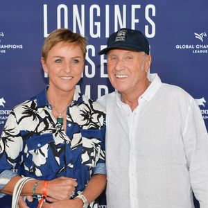 "Quand j'ai hurlé, Oscar, mon plus jeune fils qui était à la maison – Jules était à Biarritz –, a tout de suite compris. C'est lui qui a tout pris en main. Il a appelé le Samu, a commencé à lui faire un massage cardiaque, du bouche-à-bouche"
Exclusif - Yves Renier et sa femme Karin - Photocall du déjeuner - Longines Paris Eiffel Jumping au Champ de Mars à Paris, France, le 5 juillet 2019. © Veeren Ramsamy/Bestimage 