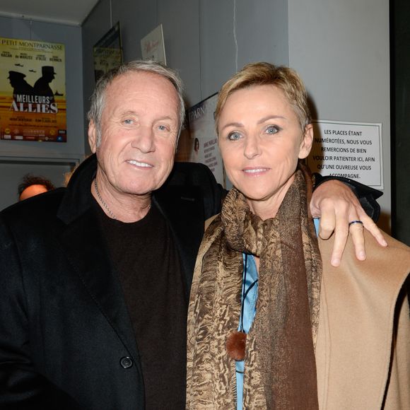 La vie de Karin a basculée lorsqu'en rentrant chez elle, elle découvrait Yves Rénier sans vie au milieu de leur salle de bain.
Exclusif - Yves Rénier et sa femme Karin - Remise du prix de La Fondation Barrière au théâtre Petit Montparnasse pour la pièce "Adieu Monsieur Haffmann" à Paris, France