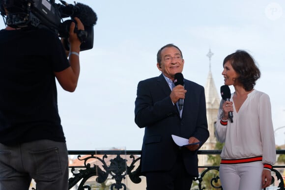 Jean-Pierre Pernaut est venu remettre au maire de Sanary le titre de plus beau marché de France en direct lors du JT de TF1 le 9 mai 2018. Il était accompagné de Dominique Lagrou-Sempère © Dominique Leriche / Nice / Matin / Bestimage