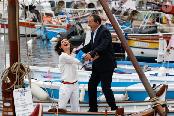 Jean-Pierre Pernaut est venu remettre au maire de Sanary le titre de plus beau marché de France en direct lors du JT de TF1 le 9 mai 2018. Il était accompagné de Dominique Lagrou-Sempère © Dominique Leriche / Nice / Matin / Bestimage