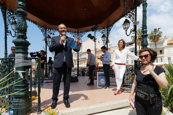 Jean-Pierre Pernaut est venu remettre au maire de Sanary le titre de plus beau marché de France en direct lors du JT de TF1 le 9 mai 2018. Il était accompagné de Dominique Lagrou-Sempère © Dominique Leriche / Nice / Matin / Bestimage