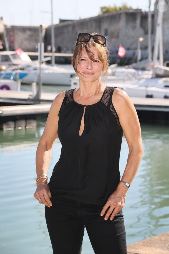 L'actrice qui a plusieurs cordes à son arc s'est récemment illustrée dans Les Traîtres sur M6. 
Laly Meignan - Photocall de la série "Les mystères de l'amour" lors de la 21ème édition du Festival de la Fiction TV de la Rochelle . Le 13 septembre 2019 © Patrick Bernard / Bestimage