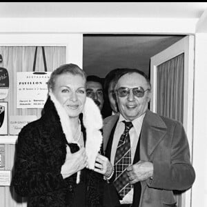 Line Renaud et son mari Loulou Gasté à la sortie du restaurant Pavillion Russe à Paris en 1975