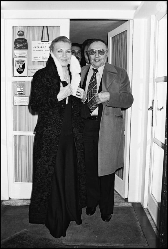 Line Renaud et son mari Loulou Gasté à la sortie du restaurant Pavillion Russe à Paris en 1975