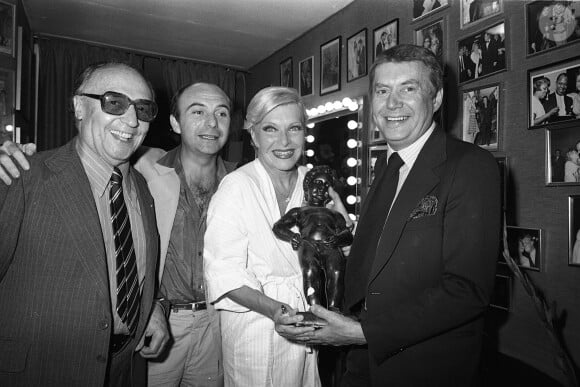 Line Renaud entourée de son mari Loulou Gasté, André Bézu et guest - Dernière représentation pour Line Renaud de la revue "Paris" au Casino de Paris le 15 septembre 1979.