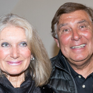 Jean-Pierre Foucault et sa compagne Evelyn Jarre lors du gala de la Chaine de l'espoir au théâtre de la Tour Eiffel à Paris, France, le 26 mars 2018.
