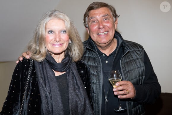 Jean-Pierre Foucault et sa compagne Evelyn Jarre lors du gala de la Chaine de l'espoir au théâtre de la Tour Eiffel à Paris, France, le 26 mars 2018.