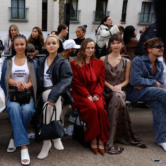 Contre toute attente, l'actrice Pauline Chalamet, la soeur de Timothée Chalamet a confié à la réalisatrice du film "Barbie" qu'elle venait d'accueillir un bébé. De quoi enchanter les journalistes...
Ashley Graham, Jameela Jamil, India Ria Amarteifio, Nathalie Emmanuel, Pauline Chalamet, Ari Fournier, Cole Sprouse - Front row du défilé de mode féminine Stella McCartney printemps-été 2025 lors de la Fashion Week de Paris (PFW) le 30 septembre 2024. © Clovis / Aubert / Bestimage 