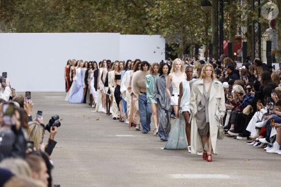 Défilé Stella McCartney Collection Femme Prêt-à-Porter Printemps/Eté 2025" lors de la Fashion Week de Paris, le 30 septembre 2024. 