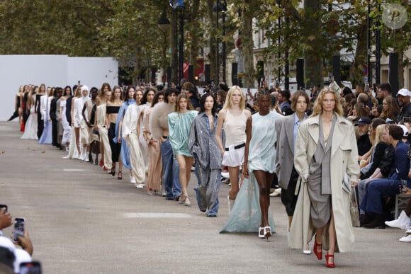 Défilé Stella McCartney Collection Femme Prêt-à-Porter Printemps/Eté 2025" lors de la Fashion Week de Paris, le 30 septembre 2024. 