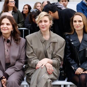 La Fashion Week touchant bientôt à sa fin, il y avait du beau monde au nouveau défilé Stella McCartney !
Juliette Binoche, Greta Gerwig, Natalie Portman - Front row du défilé de mode féminine Stella McCartney printemps-été lors de la Fashion Week de Paris (PFW) © Clovis / Aubert / Bestimage 