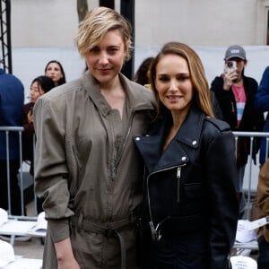 La réalisatrice Greta Gerwig était également présente, au même titre que Natalie Portman qui a fait mouche avec son look tout en cuir.
Greta Gerwig et Natalie Portman - Front row du défilé de mode féminine Stella McCartney printemps-été 2025 lors de la Fashion Week de Paris (PFW) le 30 septembre 2024. © Clovis / Aubert / Bestimage 