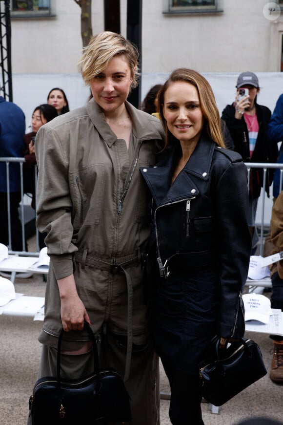 La réalisatrice Greta Gerwig était également présente, au même titre que Natalie Portman qui a fait mouche avec son look tout en cuir.
Greta Gerwig et Natalie Portman - Front row du défilé de mode féminine Stella McCartney printemps-été 2025 lors de la Fashion Week de Paris (PFW) le 30 septembre 2024. © Clovis / Aubert / Bestimage 