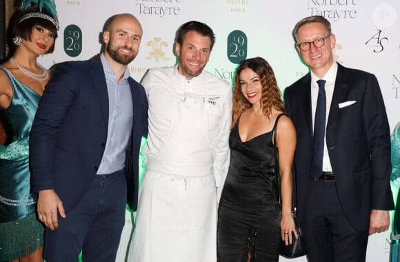 Exclusif - François Alu, Norbert Tarayre, Denitsa Ikonomova, Gérald Krischek, directeur général du Prince de Galles lors de l'inauguration du Restaurant & Bar 19.20 by Norbert Tarayre à l'hôtel Prince de Galles à Paris le 10 octobre 2023. Pierre Perusseau / Coadic Guirec / Bestimage 