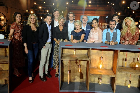 Exclusif - Sophie Davant entourée par Anne-Catherine Verwaerde, Stephane Vanhandenhoven, Caroline Margeridon, Damien Tison, Gerald Watelet, Diane Chatelet, François Cases Bardina, Pierre François Garcier et Alexandra Morel - Backstage de l'enregistrement de l'émission prime "Affaire conclue" dans les écuries du château de Chantilly, présentée par S.Davant et qui sera diffusée sur France 2 le 15 septembre 2020. Le 9 juillet 2020 © Guillaume Gaffiot / Bestimage