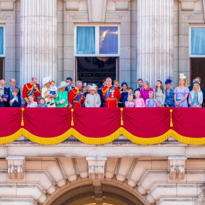 Frederick Windsor, Sophie Winkleman, Michael de Kent, Marie-Christine von Reibnitz, le prince William, duc de Cambridge, et Catherine (Kate) Middleton, duchesse de Cambridge, le prince George de Cambridge, la princesse Charlotte de Cambridge, le prince Louis de Cambridge, Camilla Parker Bowles, duchesse de Cornouailles, le prince Charles, prince de Galles, la reine Elisabeth II d'Angleterre, le prince Andrew, duc d'York, le prince Harry, duc de Sussex, et Meghan Markle, duchesse de Sussex, la princesse Beatrice d'York, la princesse Eugenie d'York, la princesse Anne, Savannah Phillips, Isla Phillips, Autumn Phillips, Peter Philips, James Mountbatten-Windsor, vicomte Severn- La famille royale au balcon du palais de Buckingham lors de la parade Trooping the Colour 2019, célébrant le 93ème anniversaire de la reine Elisabeth II, londres