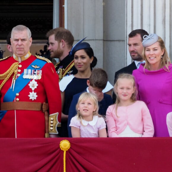 La famille royale britannique s'agrandit !
La reine Elisabeth II d'Angleterre, le prince Andrew, duc d'York, le prince Harry, duc de Sussex, et Meghan Markle, duchesse de Sussex, la princesse Beatrice d'York, la princesse Eugenie d'York, la princesse Anne, Savannah Phillips, Isla Phillips, Autumn Phillips, Peter Philips, James Mountbatten-Windsor, vicomte Severn- La famille royale au balcon du palais de Buckingham lors de la parade Trooping the Colour, célébrant le 93ème anniversaire de la reine Elisabeth II