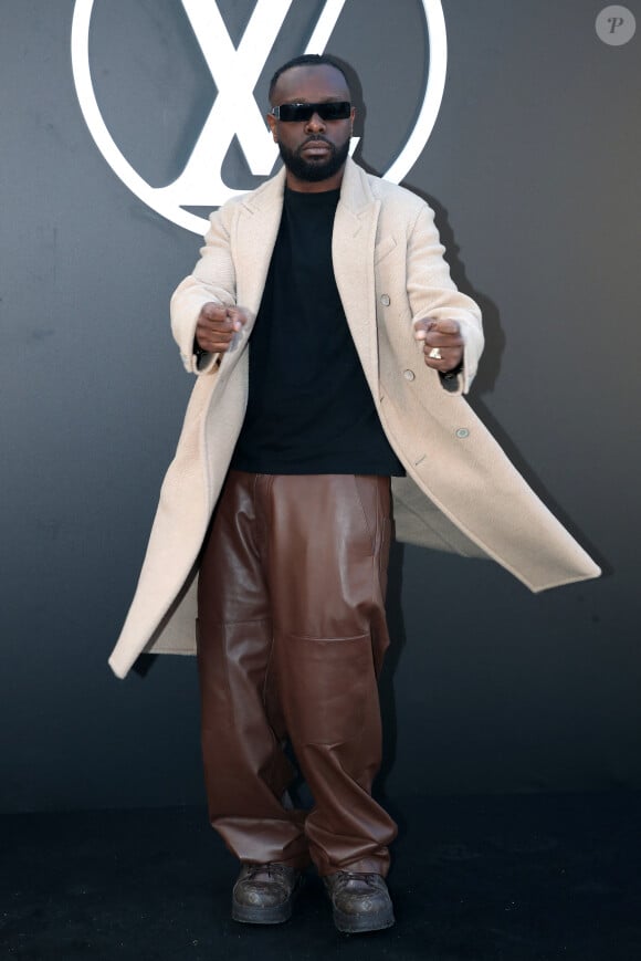 Un défilé auquel Gims a également assisté, très stylé 
Gims - Célébrités au Défilé Louis Vuitton, Collection Prêt-à-porter Printemps / Eté 2025 dans le cadre de la Fashion Week de Paris, France, le 1er Octobre 2024. © Bertrand Rindoff / Bestimage 